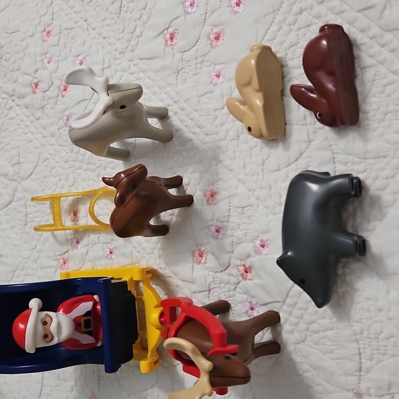 Playmobil 19pc Lot Christmas Winter Scene Figures Animals Sleigh Reindeer - Picture 3 of 5